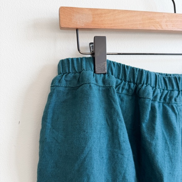 NOTPERFECTLINEN • Cropped Tokyo Linen Pants in Emerald Green - Picture 8 of 13